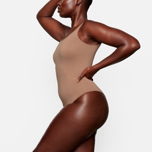 SKIMS ESSENTIAL SCOOP NECK BODYSUIT - Picture 4 of 8